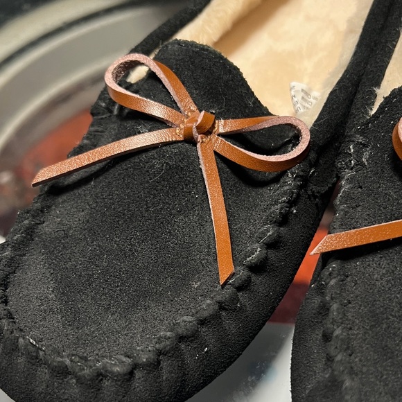 Secret treasures sz 8 Black Faux-Suede Cozy Bow Moccasin Slippers never worn. - Picture 6 of 9